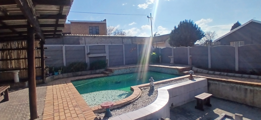 4 Bedroom Property for Sale in General Albertspark Gauteng