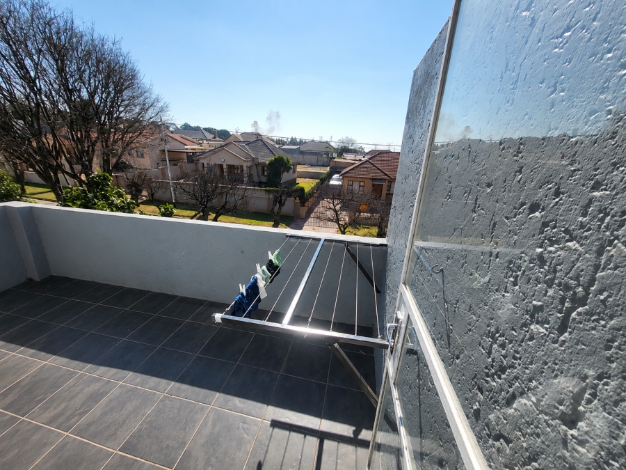2 Bedroom Property for Sale in Linmeyer Gauteng