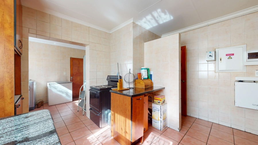 6 Bedroom Property for Sale in Wychwood Gauteng