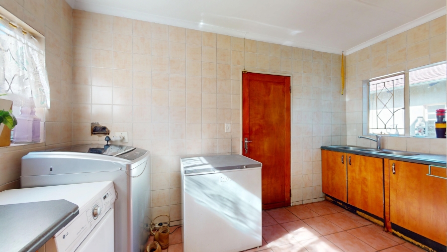 6 Bedroom Property for Sale in Wychwood Gauteng