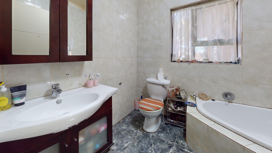 6 Bedroom Property for Sale in Wychwood Gauteng