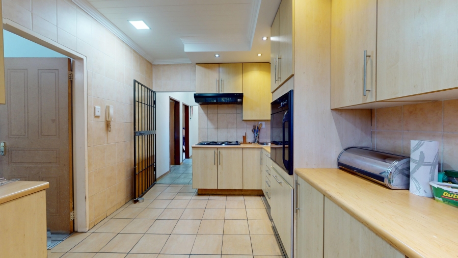 6 Bedroom Property for Sale in Wychwood Gauteng