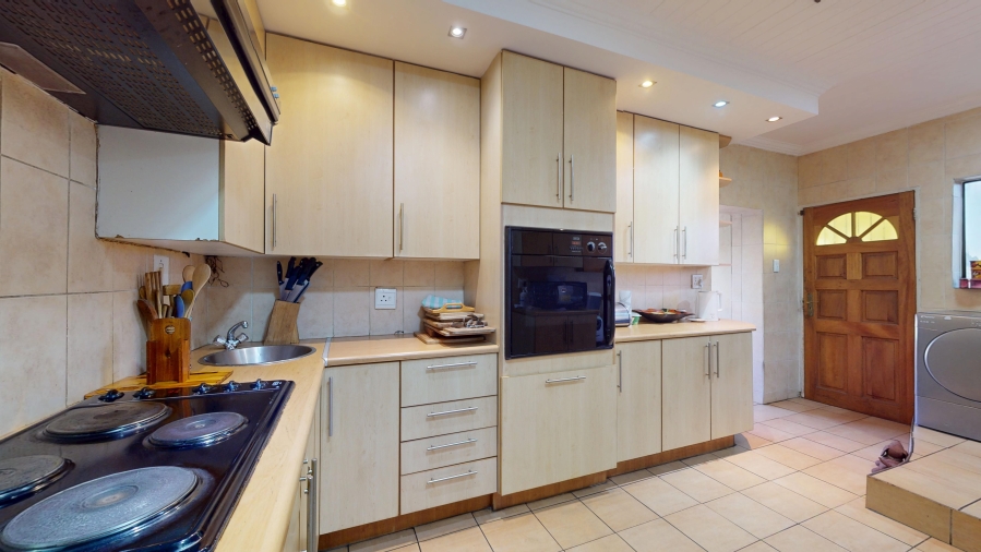6 Bedroom Property for Sale in Wychwood Gauteng