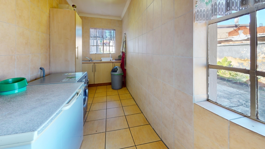 6 Bedroom Property for Sale in Wychwood Gauteng