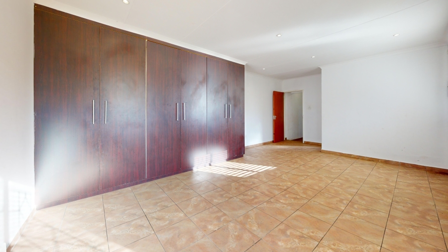 6 Bedroom Property for Sale in Wychwood Gauteng