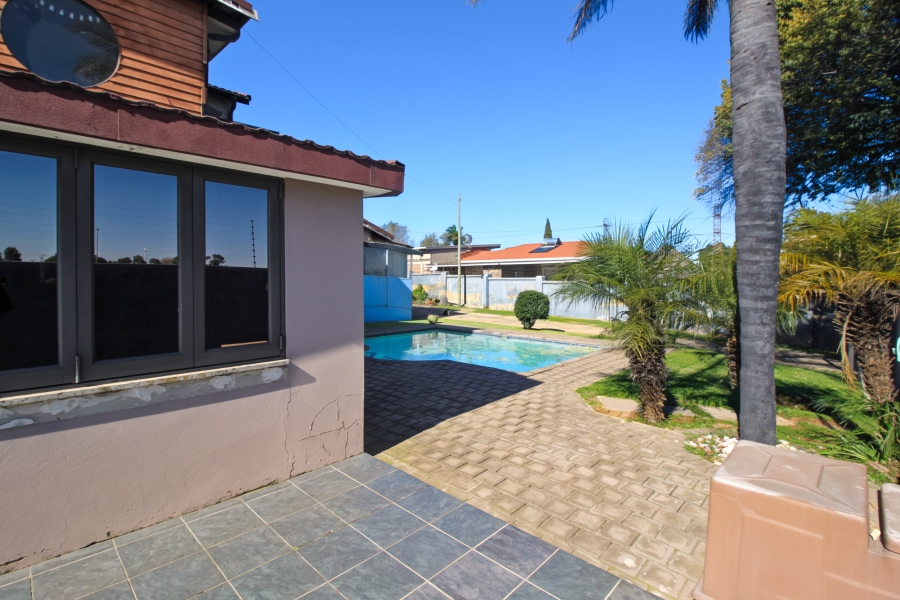 6 Bedroom Property for Sale in Wychwood Gauteng