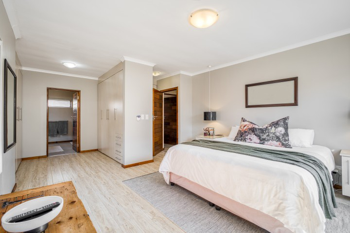 5 Bedroom Property for Sale in Linden Gauteng