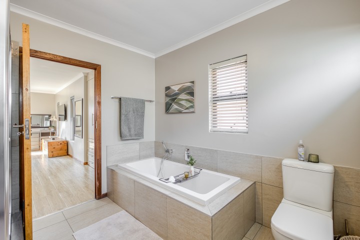 5 Bedroom Property for Sale in Linden Gauteng