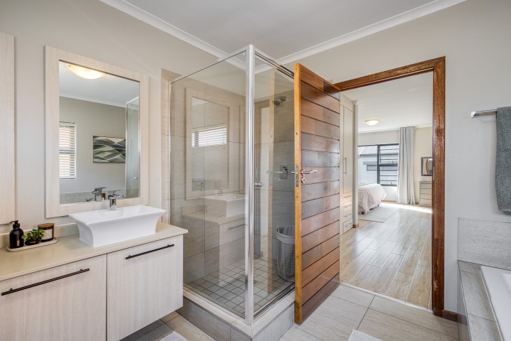 5 Bedroom Property for Sale in Linden Gauteng