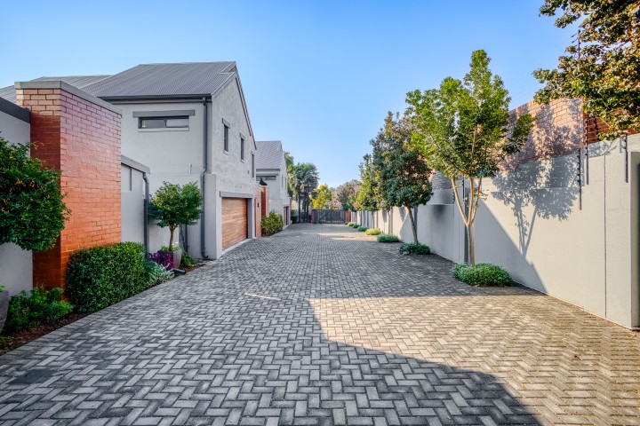 5 Bedroom Property for Sale in Linden Gauteng
