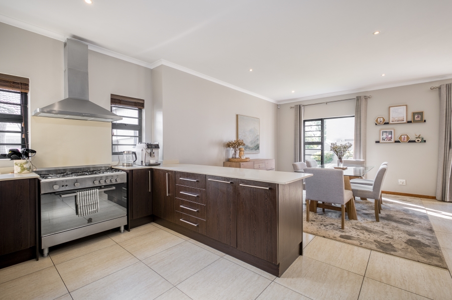 5 Bedroom Property for Sale in Linden Gauteng