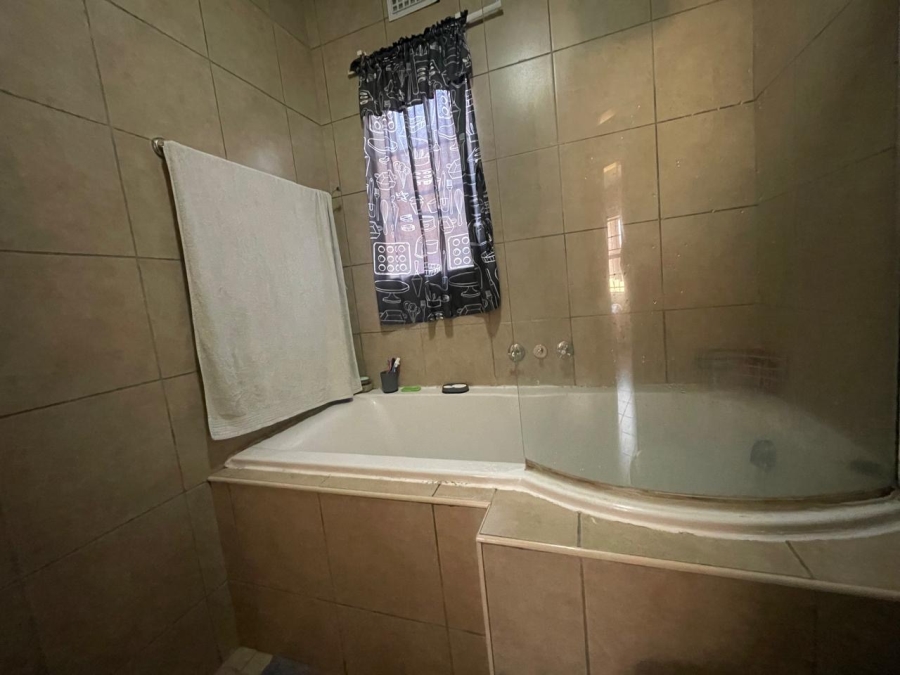 2 Bedroom Property for Sale in Noordwyk Gauteng