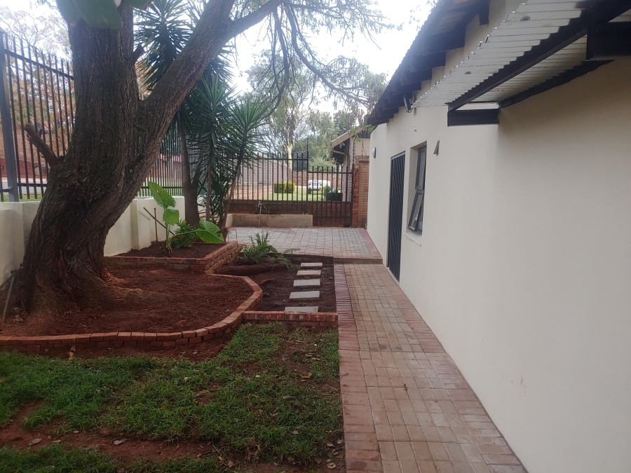 To Let 1 Bedroom Property for Rent in Garsfontein Gauteng