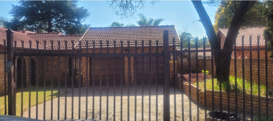5 Bedroom Property for Sale in Rooihuiskraal Gauteng