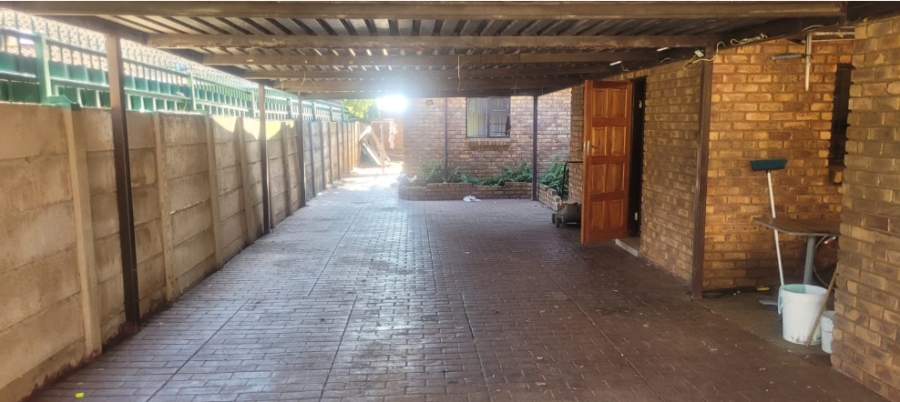 5 Bedroom Property for Sale in Rooihuiskraal Gauteng