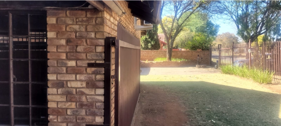 5 Bedroom Property for Sale in Rooihuiskraal Gauteng