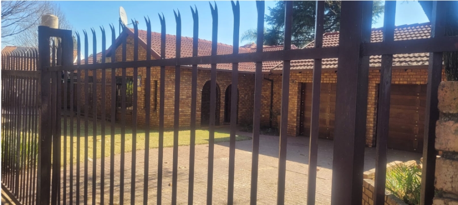 5 Bedroom Property for Sale in Rooihuiskraal Gauteng