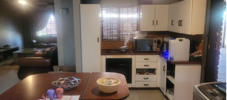 5 Bedroom Property for Sale in Rooihuiskraal Gauteng