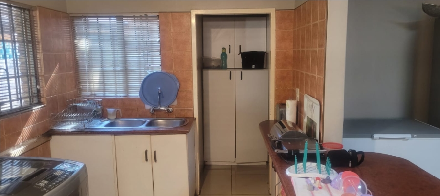 5 Bedroom Property for Sale in Rooihuiskraal Gauteng