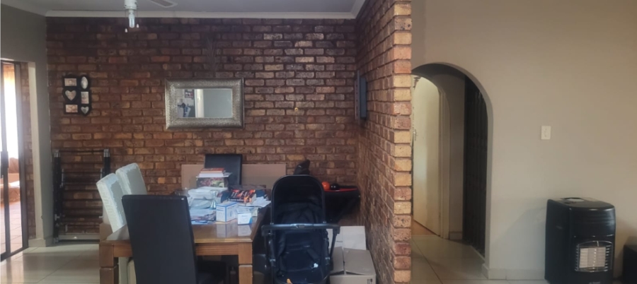 5 Bedroom Property for Sale in Rooihuiskraal Gauteng