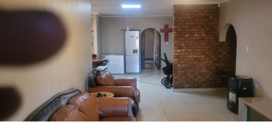 5 Bedroom Property for Sale in Rooihuiskraal Gauteng