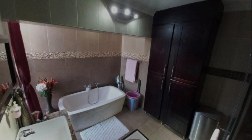 5 Bedroom Property for Sale in Rooihuiskraal Gauteng