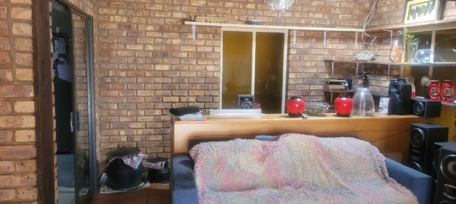 5 Bedroom Property for Sale in Rooihuiskraal Gauteng