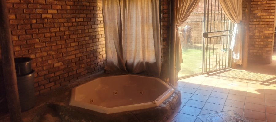 5 Bedroom Property for Sale in Rooihuiskraal Gauteng