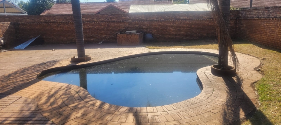 5 Bedroom Property for Sale in Rooihuiskraal Gauteng