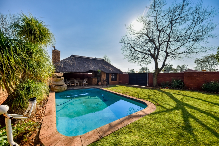 5 Bedroom Property for Sale in Zwartkop Gauteng