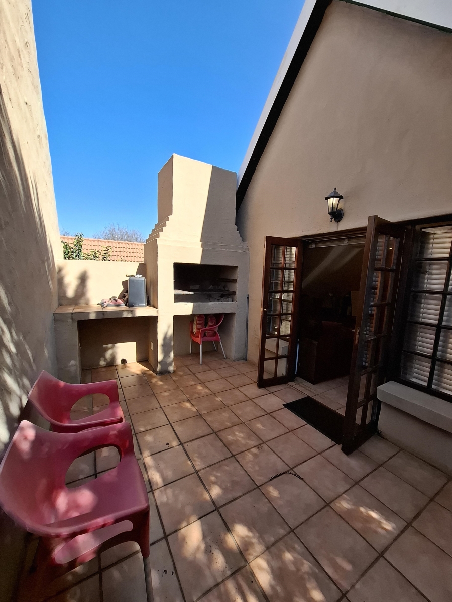 2 Bedroom Property for Sale in Faerie Glen Gauteng