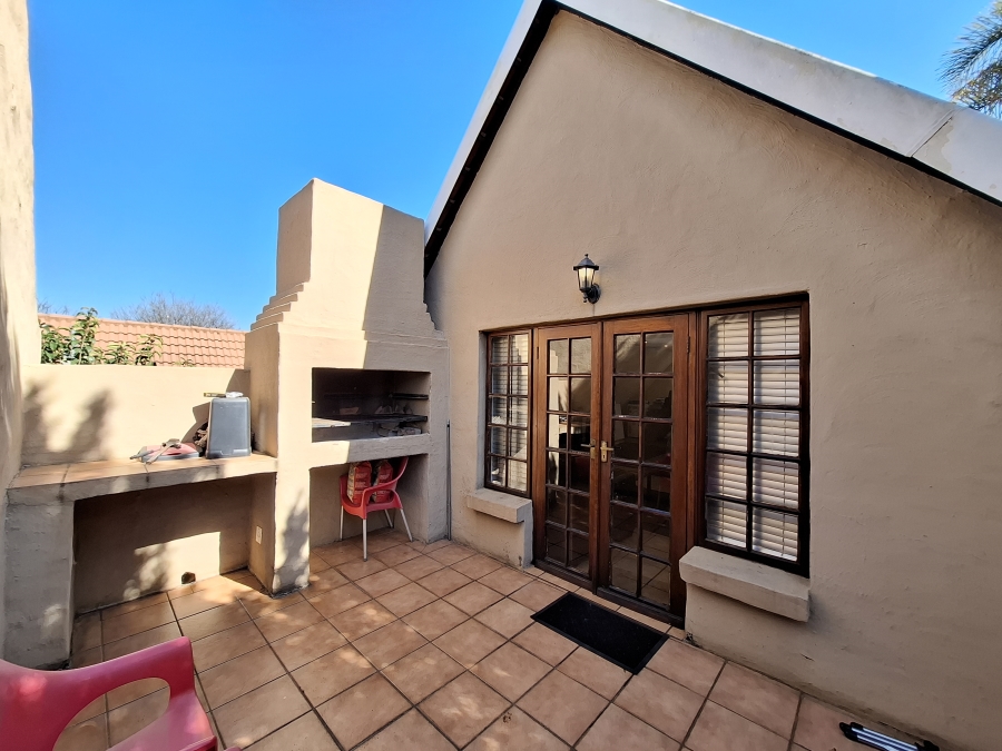 2 Bedroom Property for Sale in Faerie Glen Gauteng