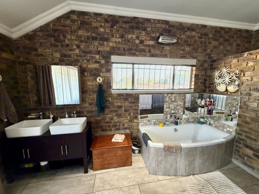4 Bedroom Property for Sale in Kilner Park Gauteng