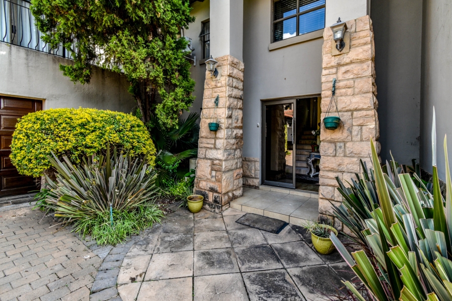 4 Bedroom Property for Sale in Faerie Glen Gauteng