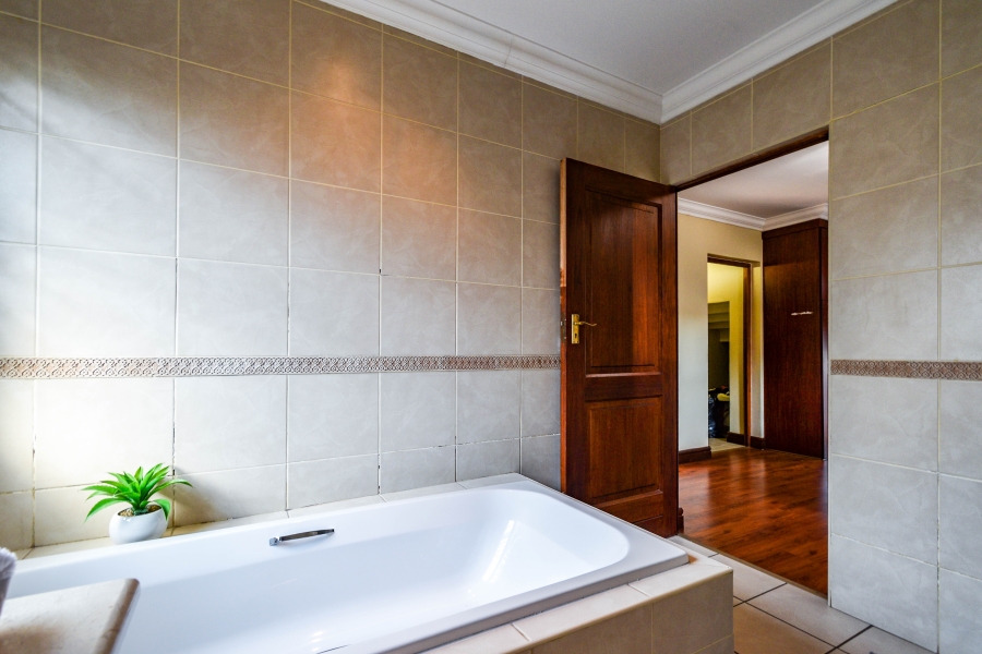 4 Bedroom Property for Sale in Faerie Glen Gauteng