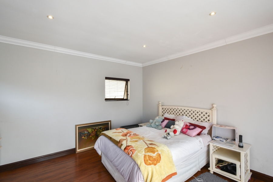 4 Bedroom Property for Sale in Faerie Glen Gauteng