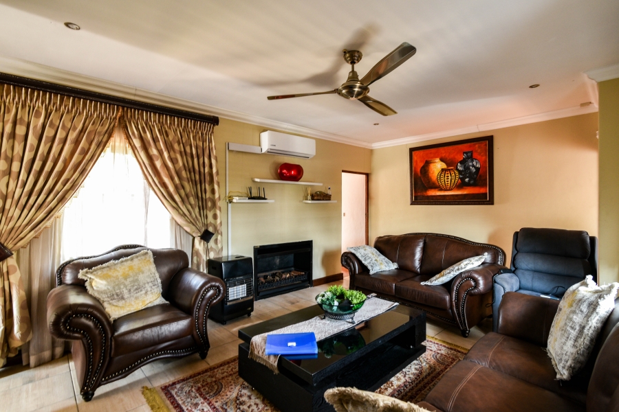 4 Bedroom Property for Sale in Faerie Glen Gauteng