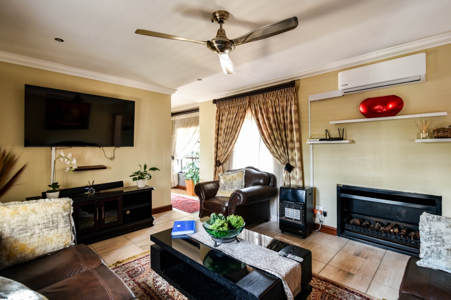 4 Bedroom Property for Sale in Faerie Glen Gauteng