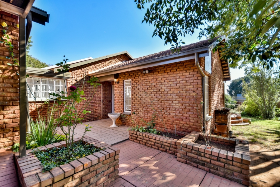 4 Bedroom Property for Sale in Garsfontein Gauteng