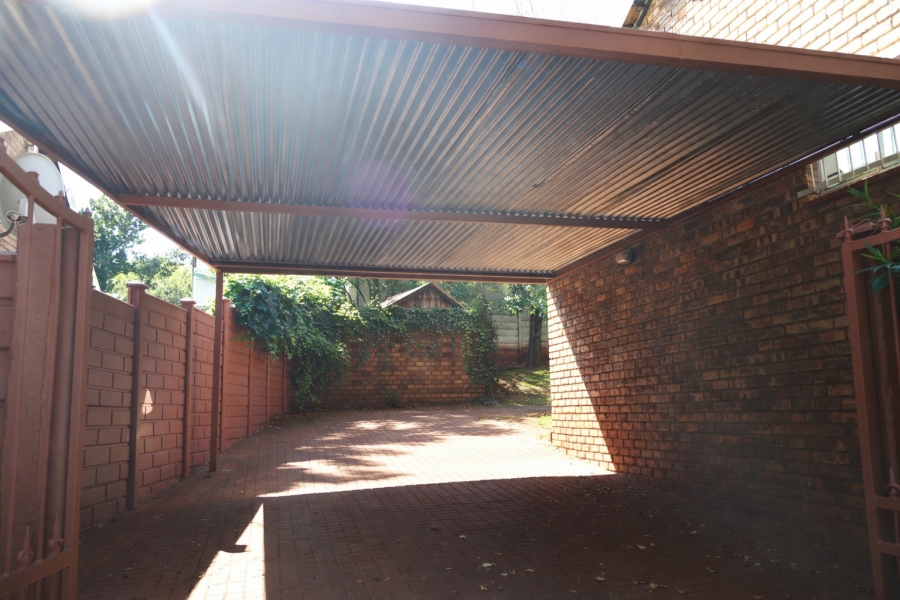 To Let 3 Bedroom Property for Rent in Roodekrans Gauteng