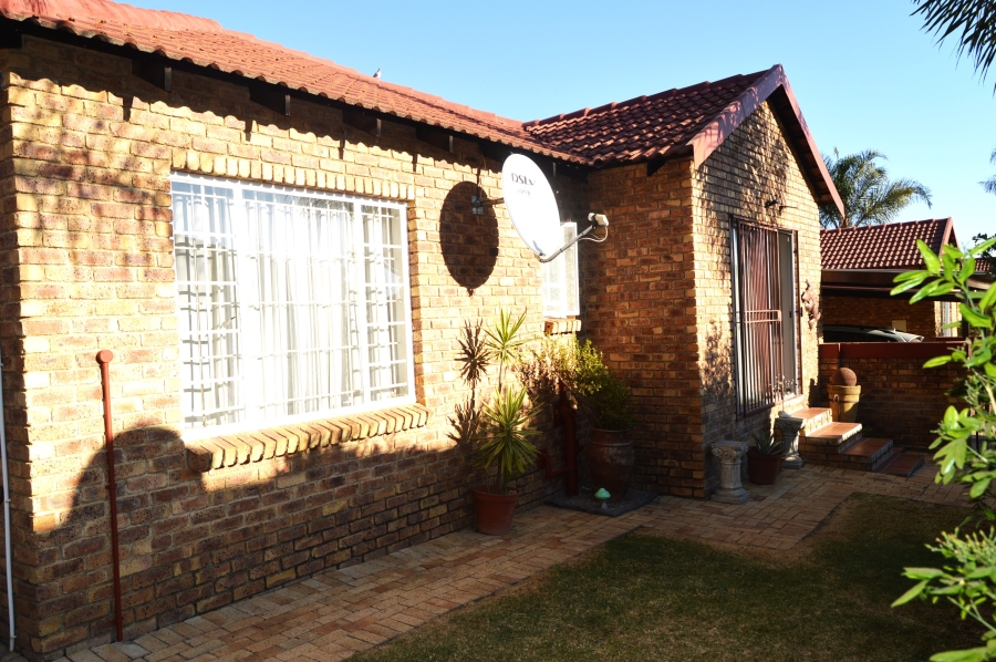 To Let 3 Bedroom Property for Rent in Honeydew Ridge Gauteng