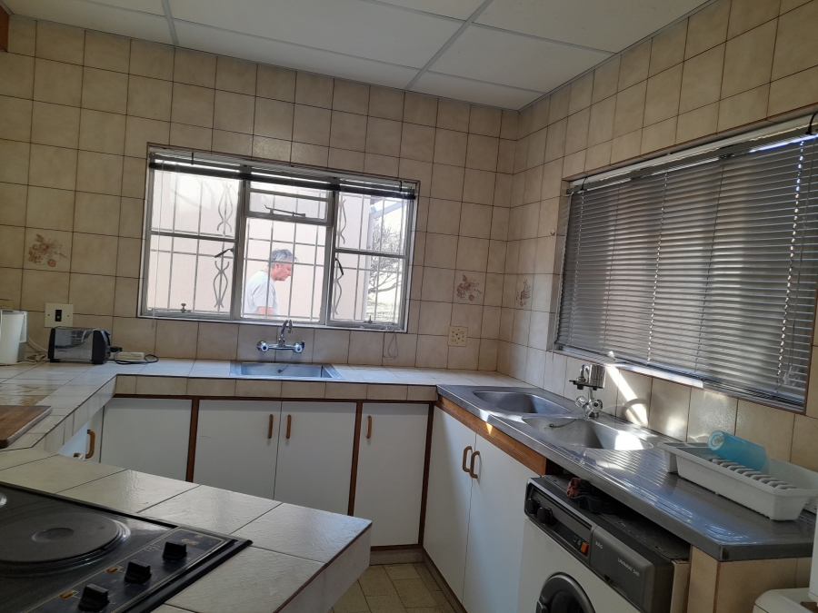 To Let 2 Bedroom Property for Rent in Glen Austin Gauteng