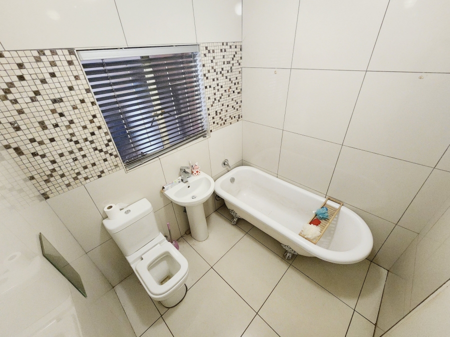 5 Bedroom Property for Sale in The Reeds Gauteng