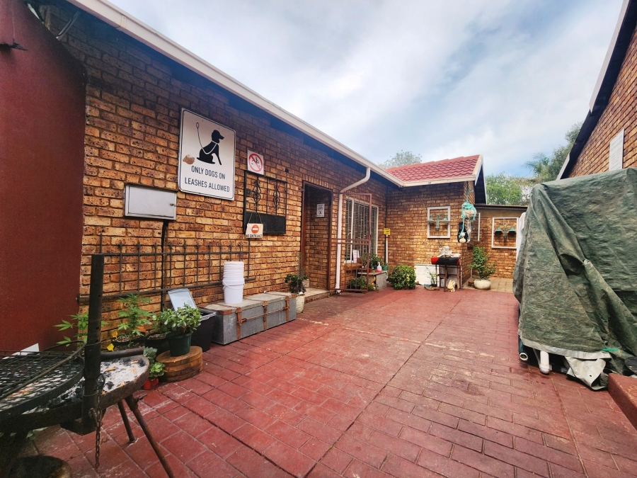 5 Bedroom Property for Sale in The Reeds Gauteng