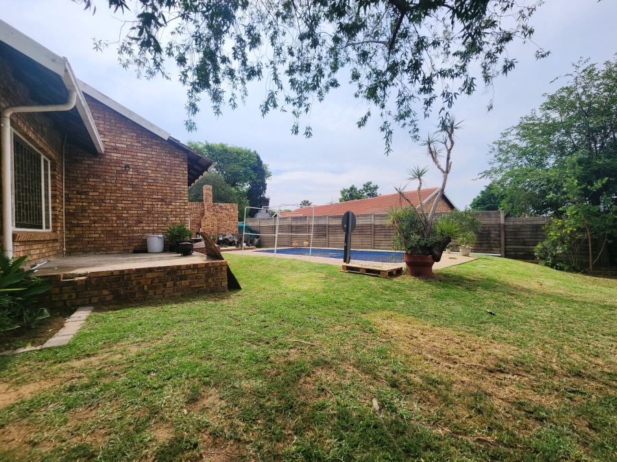 5 Bedroom Property for Sale in The Reeds Gauteng