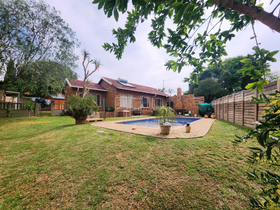 5 Bedroom Property for Sale in The Reeds Gauteng