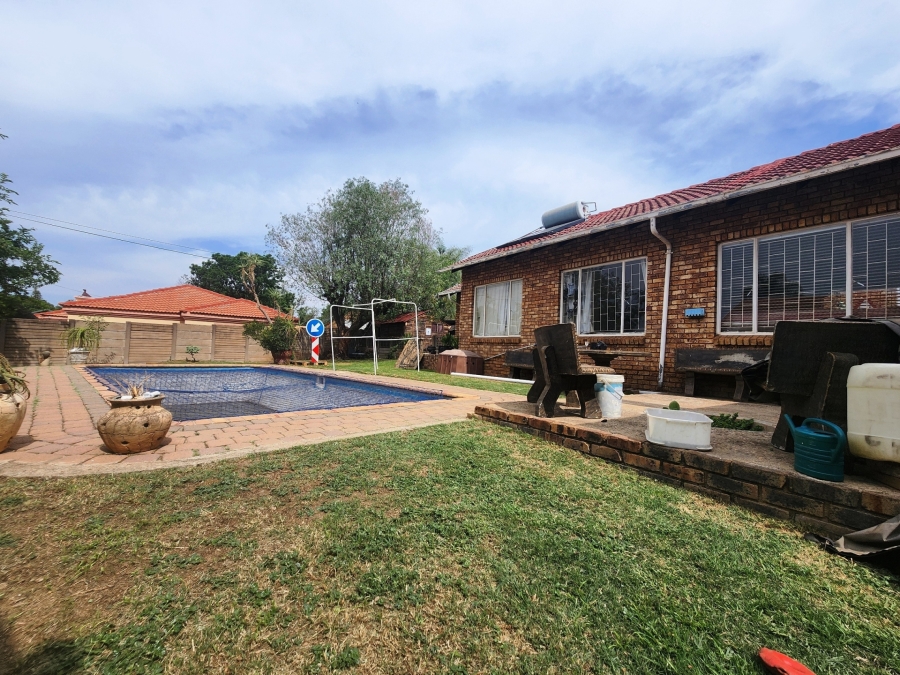 5 Bedroom Property for Sale in The Reeds Gauteng