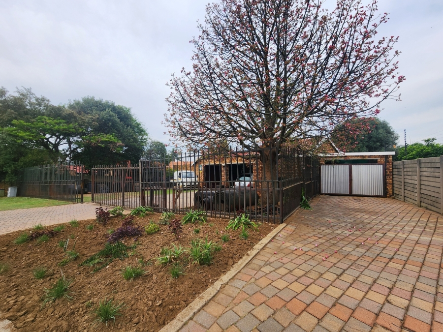 5 Bedroom Property for Sale in The Reeds Gauteng