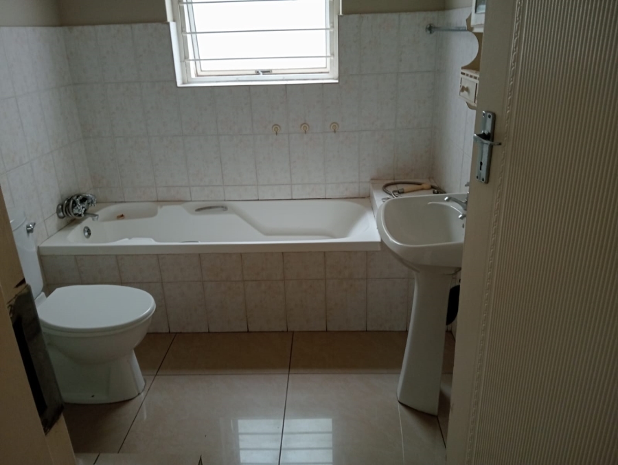 2 Bedroom Property for Sale in Die Hoewes Gauteng