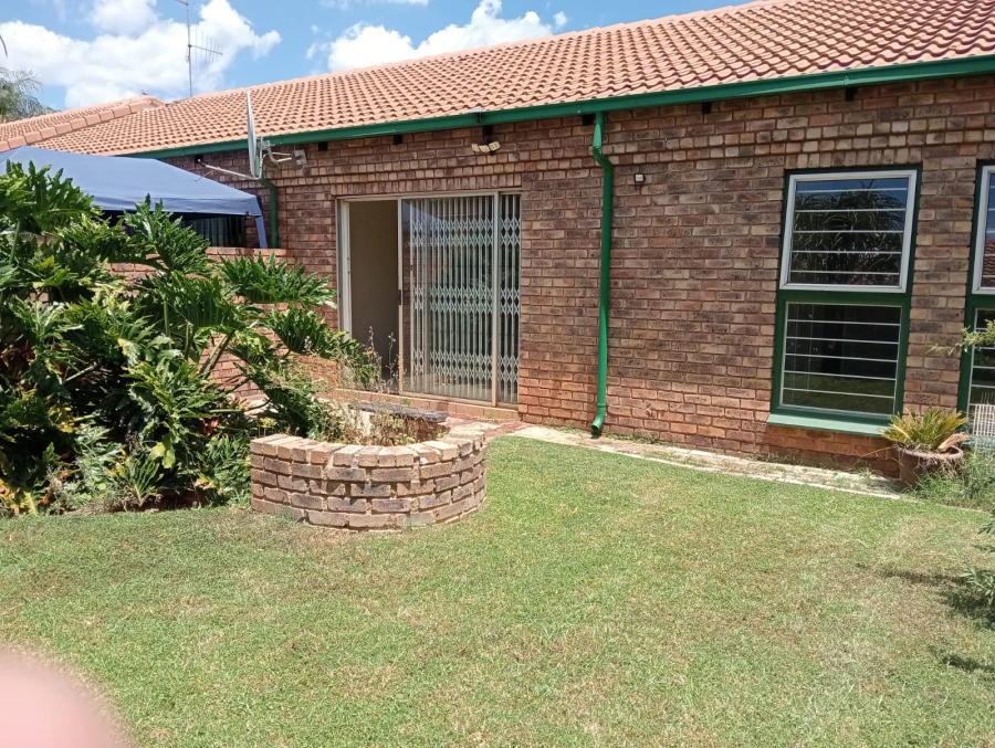 2 Bedroom Property for Sale in Die Hoewes Gauteng